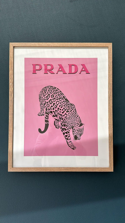 Foto in eikenhoutenlijst Prada - Luipaard pink