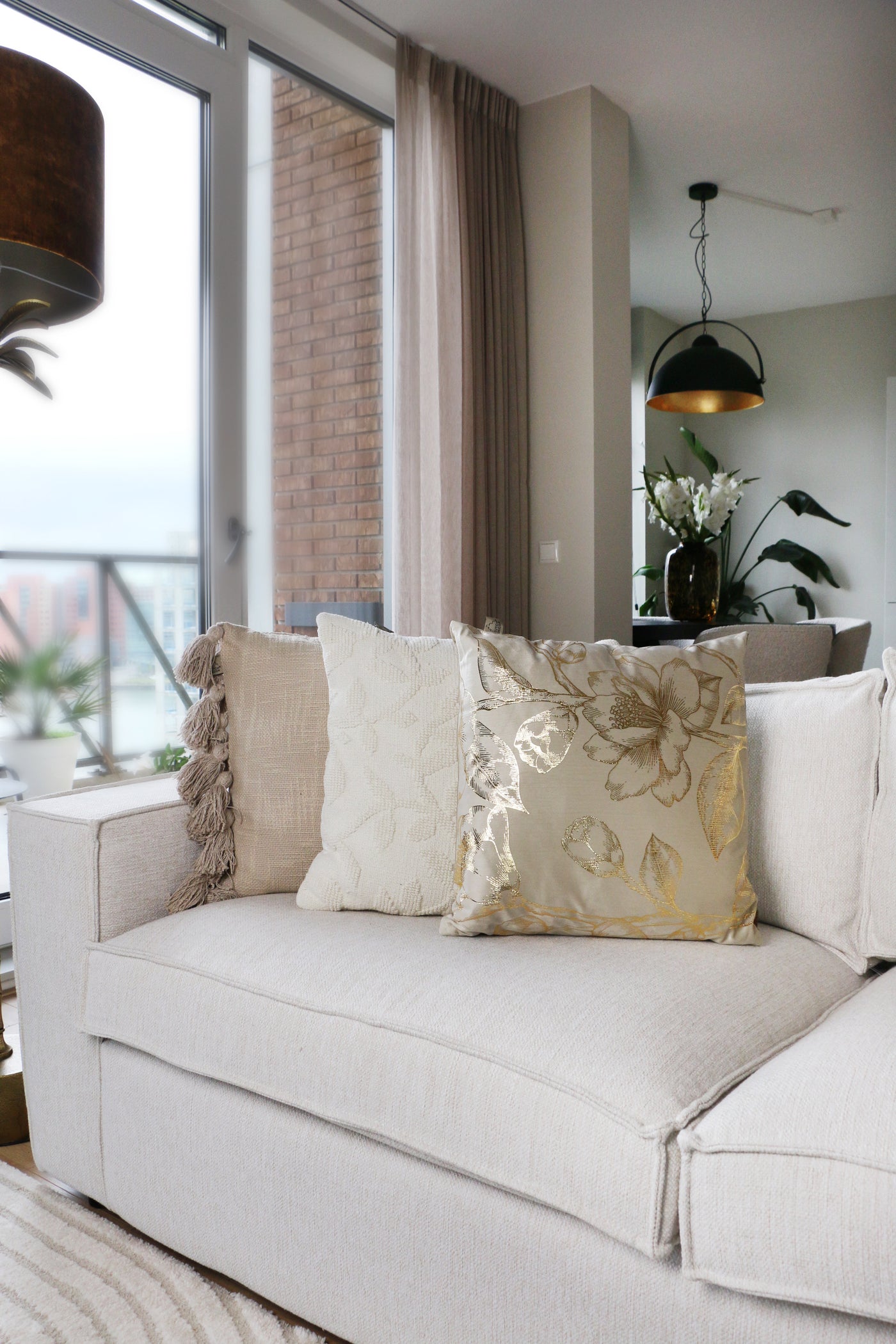 Sierkussen - Beige met gouden bloemenprint